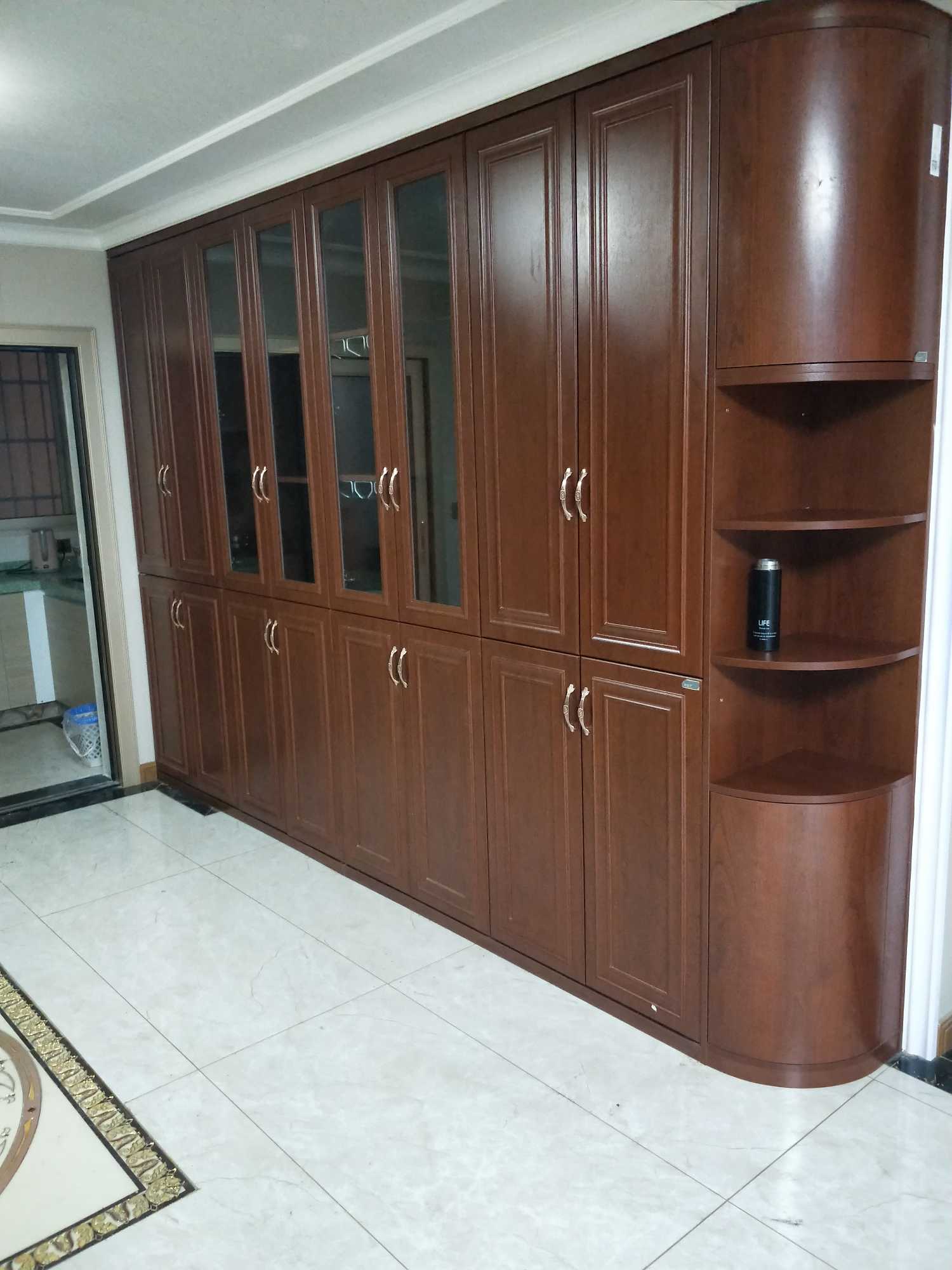 总体非常满意,强烈推荐 设计完美,安装专业,特别是圆弧柜非常好